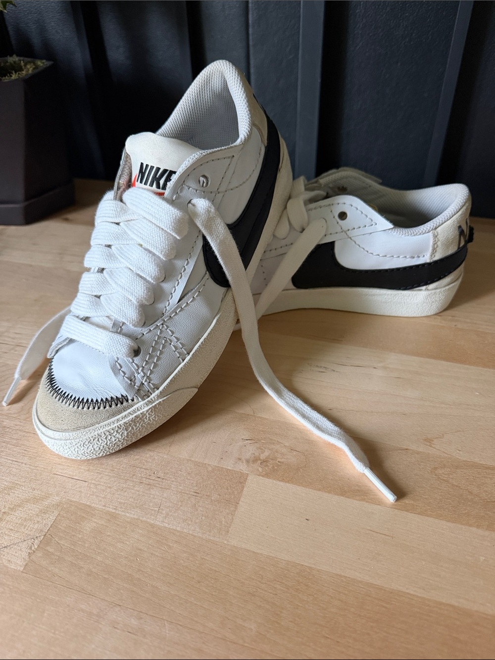 Nike Blazer ‘77 low White Sneakers with Black Swoosh, adult DQ1470-101